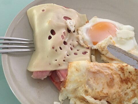 ハム、チーズと卵の朝食